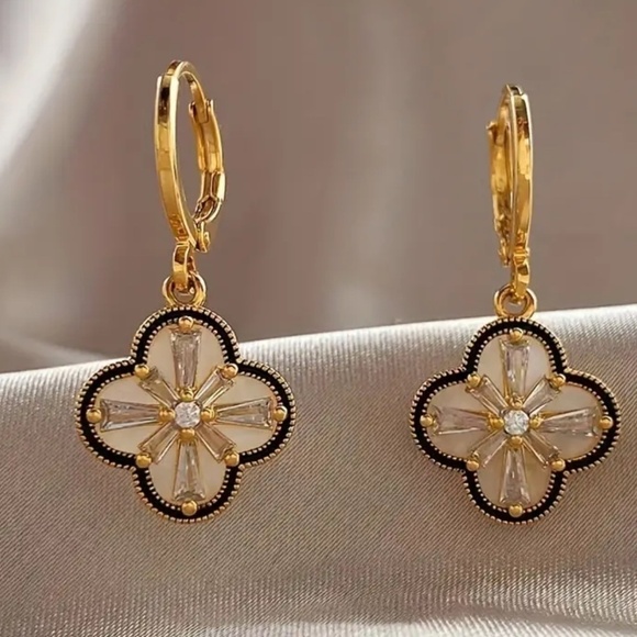 SALE💚 any 3 for $18 💚 Four-leaf Clover Earrings - Picture 1 of 5